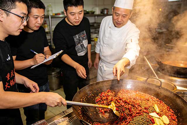 2026开火锅店找底料,认准重庆辣火老灶火锅底料厂家